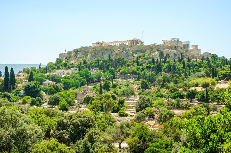 澄んだ青い空、ギリシャのアテネのアクロポリスに対する有名なギリシャ神殿の空撮