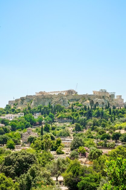 澄んだ青い空、ギリシャのアテネのアクロポリスに対する有名なギリシャ神殿の空撮