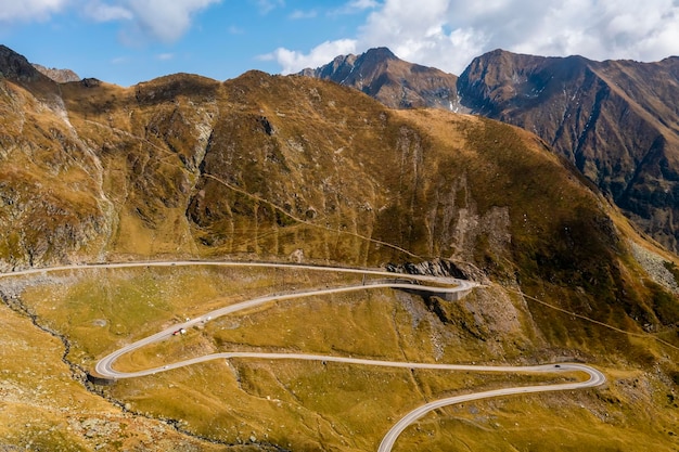 有名なTransfagarash高速道路ルーマニア山岳道路の航空写真