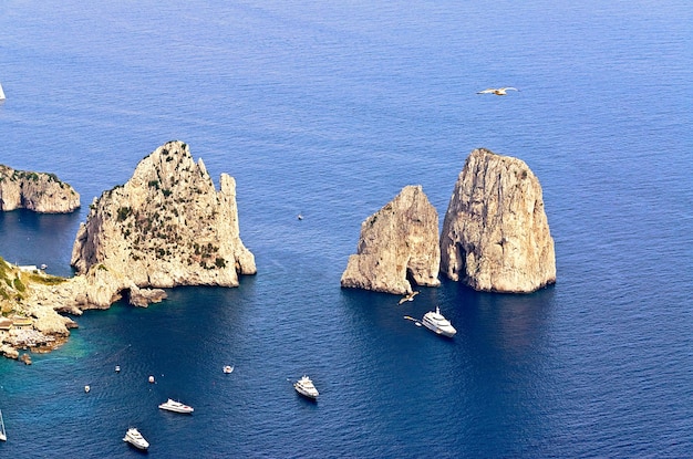 イタリア カプリ島のファラリオーニ岩島の空撮