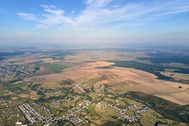 Вид с воздуха на фермерские поля и отдаленные разбросанные дома в сельской местности