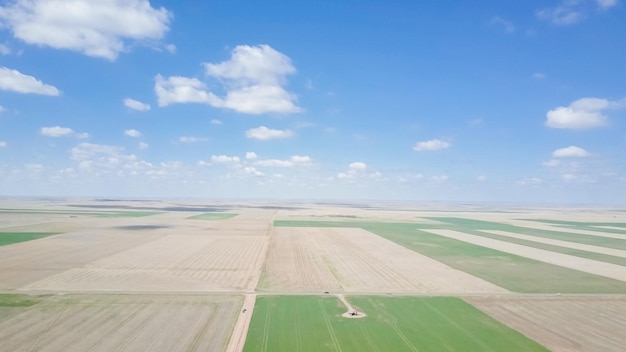 Вид с воздуха на сельхозугодья на Восточных равнинах весной.