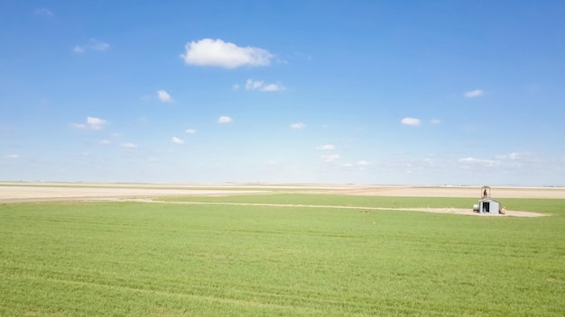 Вид с воздуха на сельхозугодья на Восточных равнинах весной.