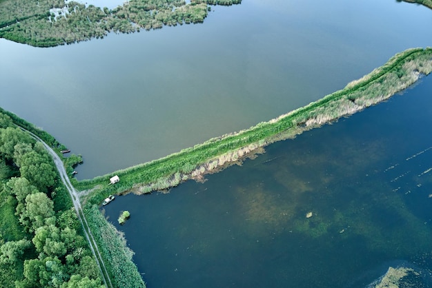 Вид с воздуха на рыбный пруд с голубой водой в аквакультурной зоне