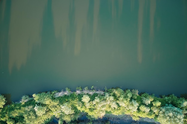 Vista aerea del laghetto da pesca con acqua blu nell'area acquacoltura