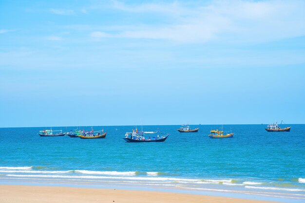 Vista aerea del villaggio di pescatori a long hai phuoc hai tropical seascape con una barca sulla spiaggia sabbiosa a nuvoloso bella spiaggia tropicale con piccola barca per viaggi e vacanze in vacanza relax tempo