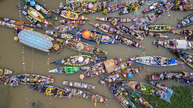 Плавучий фестиваль с высоты птичьего полета в Таиланде Люди наслаждаются шествием свечей на речной церемонии День буддийского поста в Лад Чадо Аюттхая, Таиланд