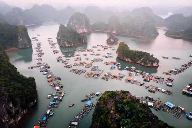 깟바 섬 주변 수상 마을의 공중 전망 깟바는 베트남 하롱베이의 남동쪽 가장자리를 구성하는 366개의 섬 중 가장 큰 섬입니다.