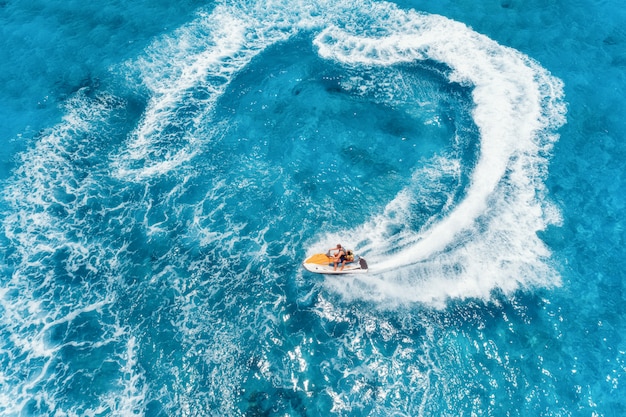 夏の晴れた日に青い水に浮かぶ水スクーターの空撮