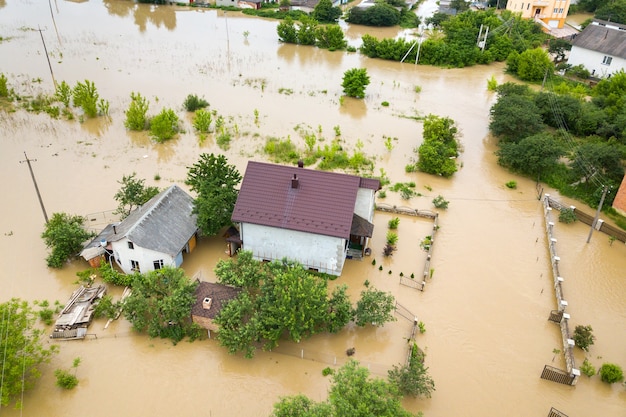 Vista aerea della casa allagata con acqua sporca tutt'intorno.