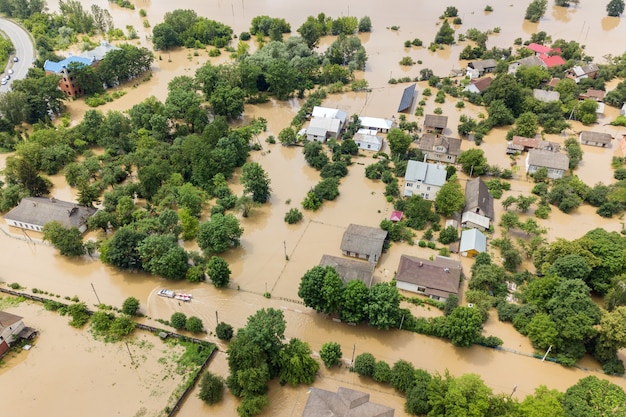 Вид с воздуха на затопленные дома с грязной водой реки Днестр в городе Галич на западе Украины.