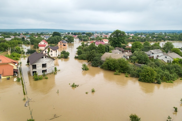 Вид с воздуха на затопленные дома с грязной водой реки Днестр в городе Галич на западе Украины.