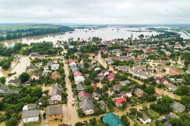 Вид с воздуха на затопленные дома с грязной водой реки Днестр в городе Галич на западе Украины.
