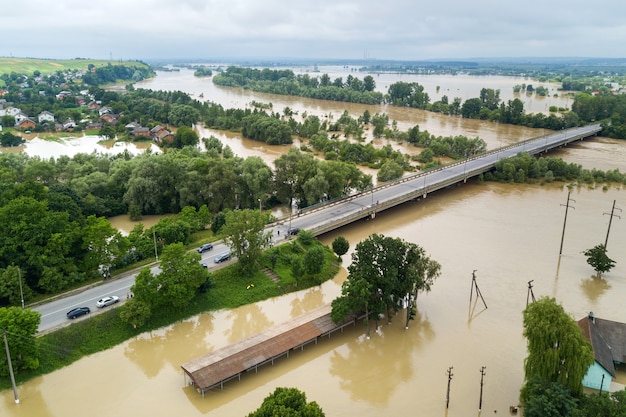 ウクライナ西部、ハリチの町のドニエストル川の汚れた水で浸水した家の航空写真。