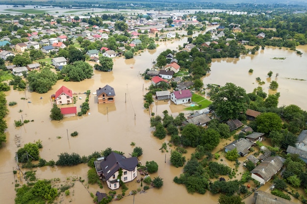 Аэрофотоснимок затопленных домов грязной водой реки Днестр в городе Галич на западе Украины.