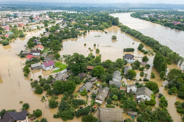 Вид с воздуха на затопленные дома грязной водой реки Днестр в городе Галич, западная Украина.