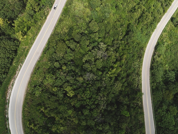 산 녹색 나무 위의 도로에 자동차가 있는 공중 보기 숲 자연, 위에서 내려다보는 탑 뷰 도로 곡선, 산 녹색 숲을 통과하는 조감도 도로 아름다운 신선한 환경