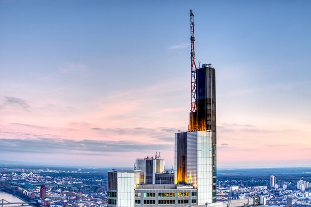 夕暮れ時のフランクフルトアムマインの航空写真