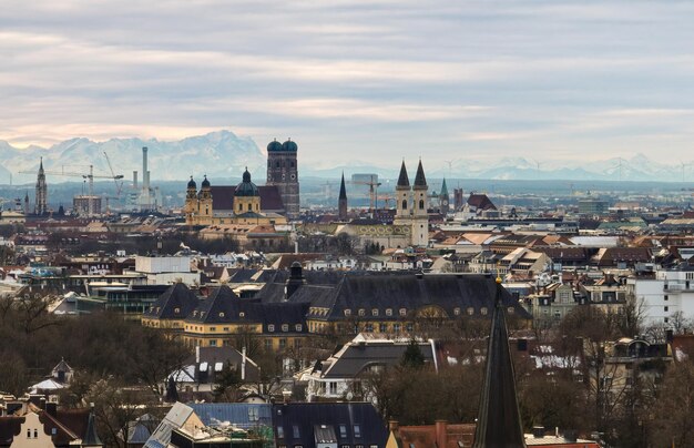 Photo aerial view of frauenkirche with alps panorama in munich germany