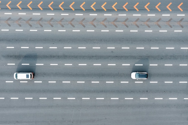 車が走っている高速道路の航空写真