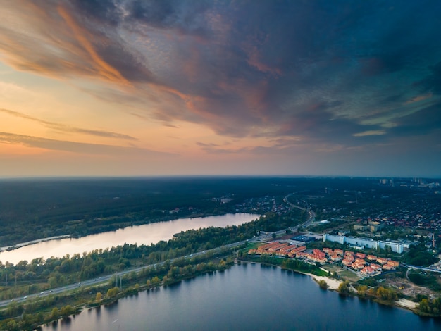 Аэрофотоснимок свежей реки Днепр в городе киев