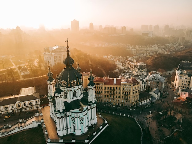 Фото Вид с воздуха с дрона на андреевскую церковь в киеве осенью на закате