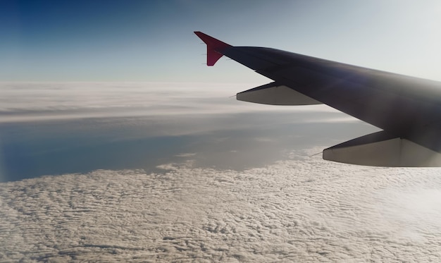 Foto una vista aerea da un aereo che guarda il mare coperto di nuvole bianche