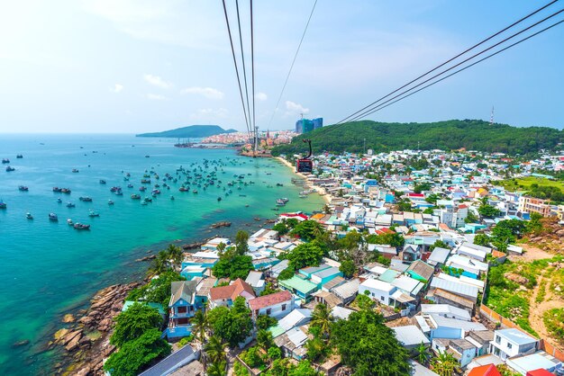 Photo aerial view from cable car of wooden fishing boat on sea an thoi harbor in phu quoc island, vietnam.