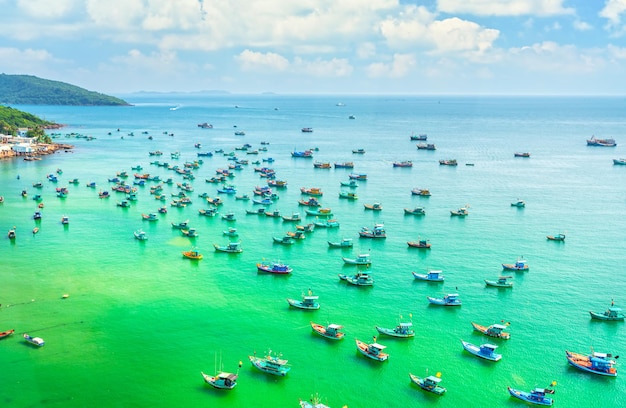 Photo aerial view from cable car of wooden fishing boat on sea an thoi harbor in phu quoc island, vietnam.