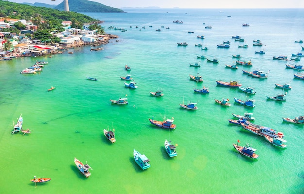Photo aerial view from cable car of wooden fishing boat on sea an thoi harbor in phu quoc island, vietnam.