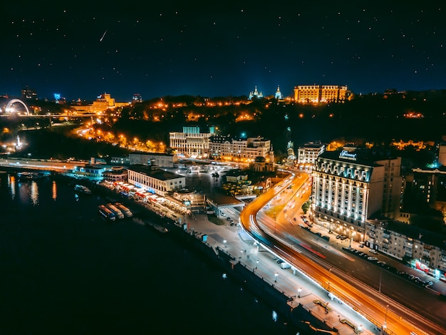 夜の堤防とキエフの中心部のドローンからの空撮