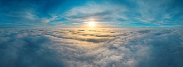 雲の上を飛行するドローンからの空撮