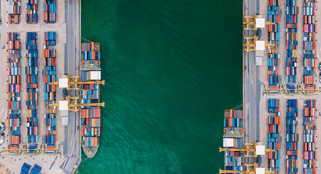 ドローンの物流とコンテナ貨物船の輸送と貨物の輸入輸出の空中写真