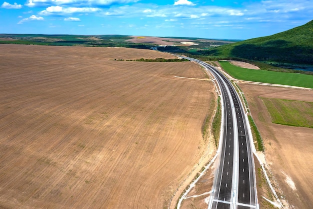 ドローンから見た新しい高速道路の空撮 交通とインフラのコンセプト