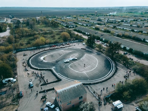 Vista aerea da drone su pista sportiva per il drifting in auto