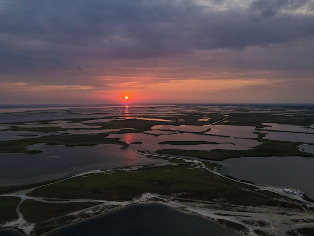 Vista aerea da un drone al tramonto sui laghi all'aperto