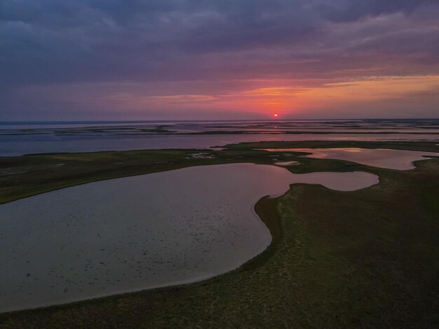 ドローンから屋外の湖に沈む夕日までの空撮