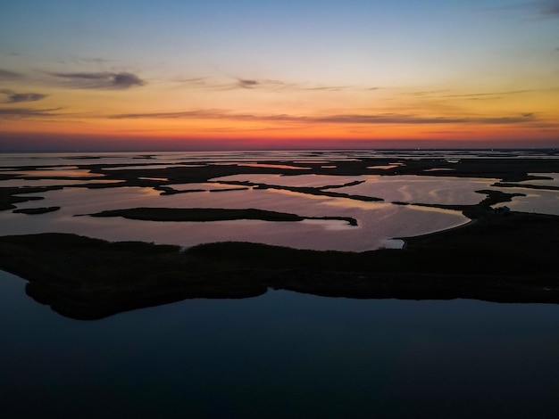 ドローンから屋外の湖に沈む夕日までの空撮