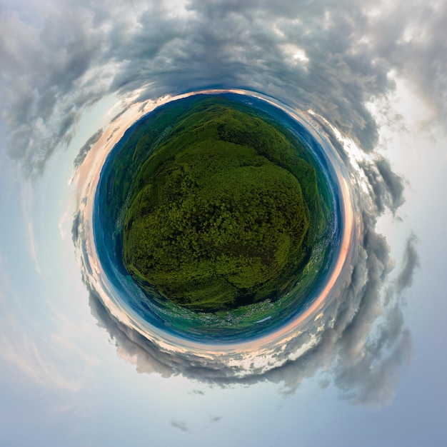 Vista aerea dall'alta quota del piccolo pianeta terra coperto di nuvole di pioggia gonfie che si formano prima del temporale.