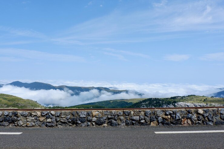 フランス ヨーロッパの地平線と cloudscape の山道から空撮