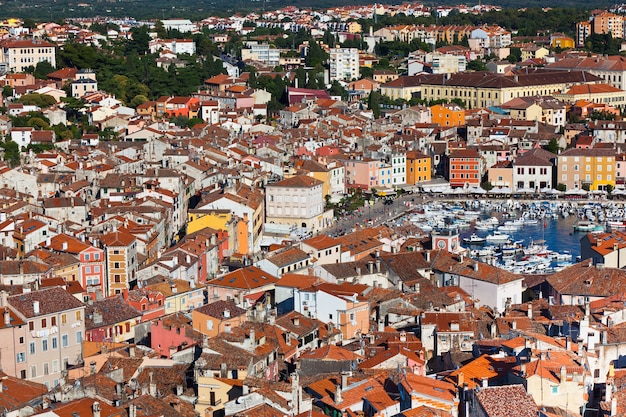 Вид с воздуха с колокольни Ровиня, Хорватия. Яркий летний день