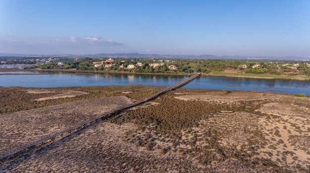 공중선. 하늘에서 Ria Formosa의 만까지 볼 수 있습니다. Quinta de Lago.