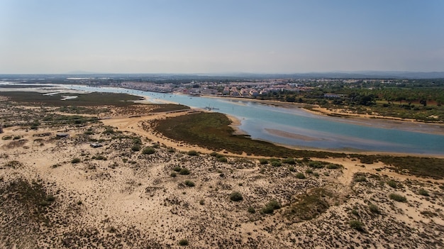 Foto aerea. vista dal cielo al villaggio cabanas tavira, portogallo.