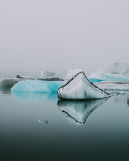 Photo aerial view of frozen lake