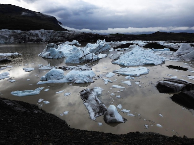 Foto vista aerea di un fiume ghiacciato contro il cielo