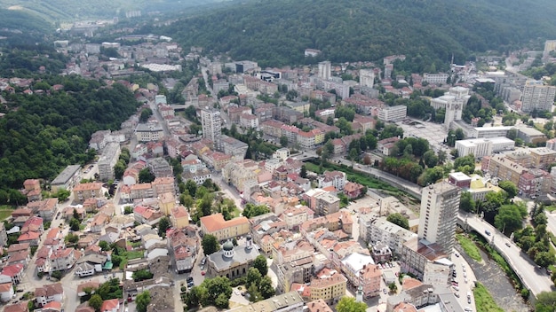 Veduta aerea di gabrovo una città nel centro nord della bulgaria