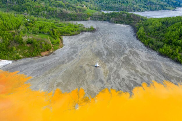 鉱山の廃水で浸水したゲアマナ教会の空中写真