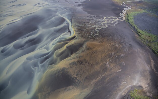 Аэрофотоснимок ледниковых рек в Исландии