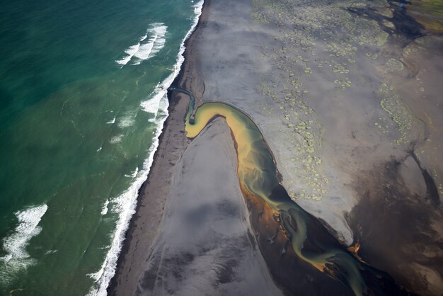 アイスランドの氷河河川の航空写真