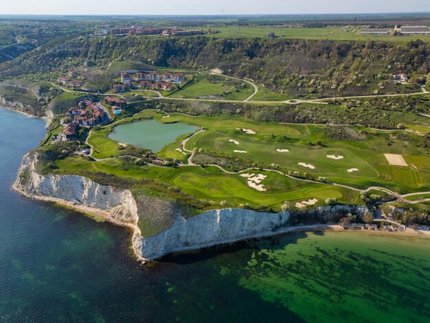 Foto vista aerea del campo da golf vicino al mare